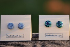 Knopjes/stekertjes oorbellen. Blauw gemarmerd.